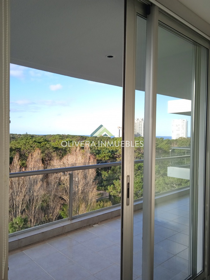 Apartamento ID.8139 - Amplio apartamento de 2 dormitorios y 2 baños, ubicado en un punto estratégico, cerca de todo, con terraza tipo patio.