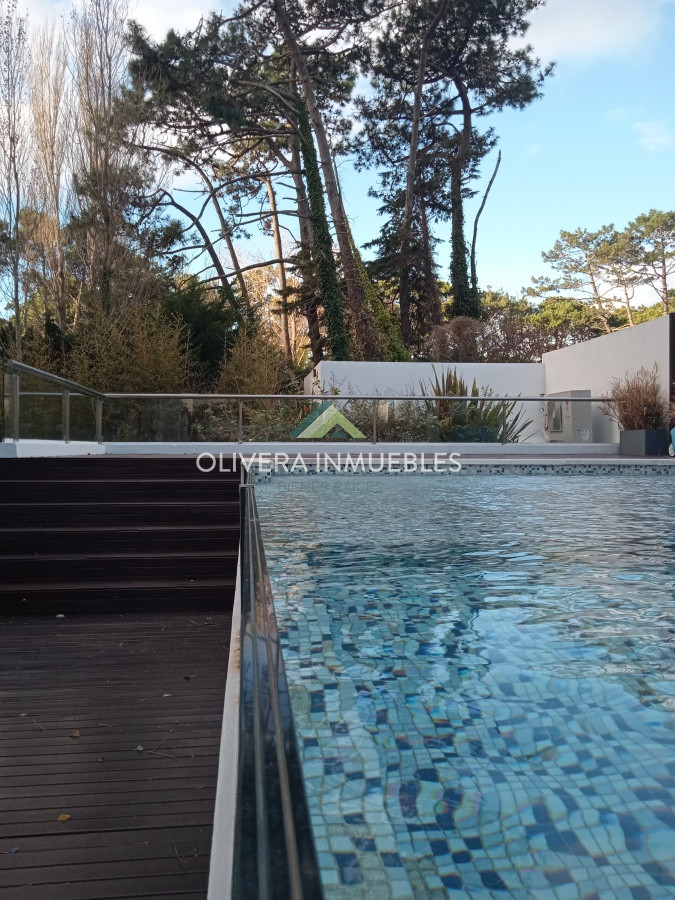 Apartamento ID.8139 - Amplio apartamento de 2 dormitorios y 2 baños, ubicado en un punto estratégico, cerca de todo, con terraza tipo patio.