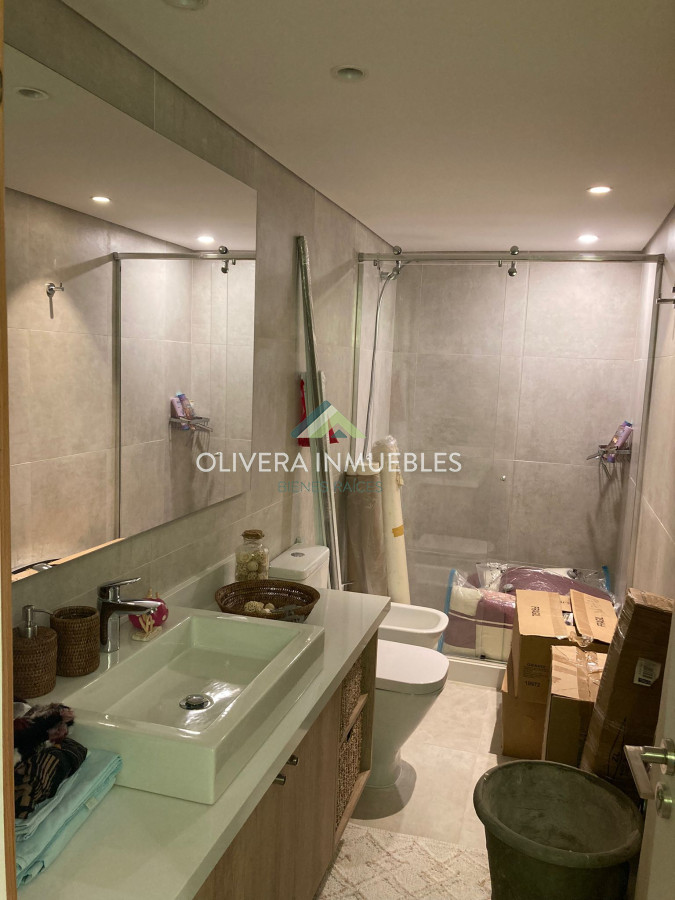 Apartamento ID.12476 - Apartamento en venta 3 dormitorios, con patio y una vista única al lago. 