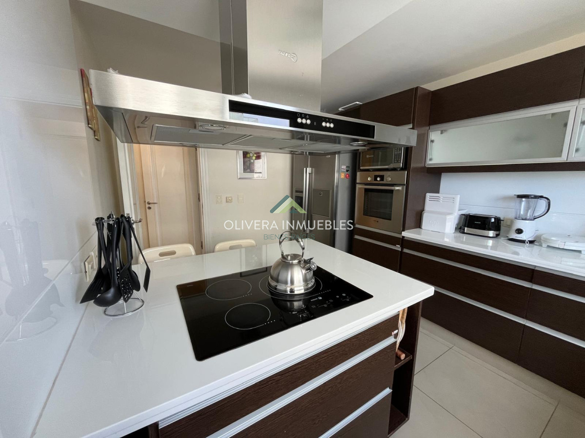 Apartamento ID.12205 - Apartamento en venta de 4 dormitorios en Playa Brava, Punta del Este