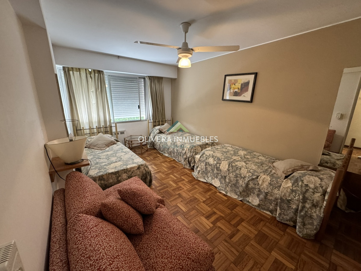 Apartamento ID.11812 - Apartamento en venta de 4 dormitorios en Playa Mansa Punta del Este