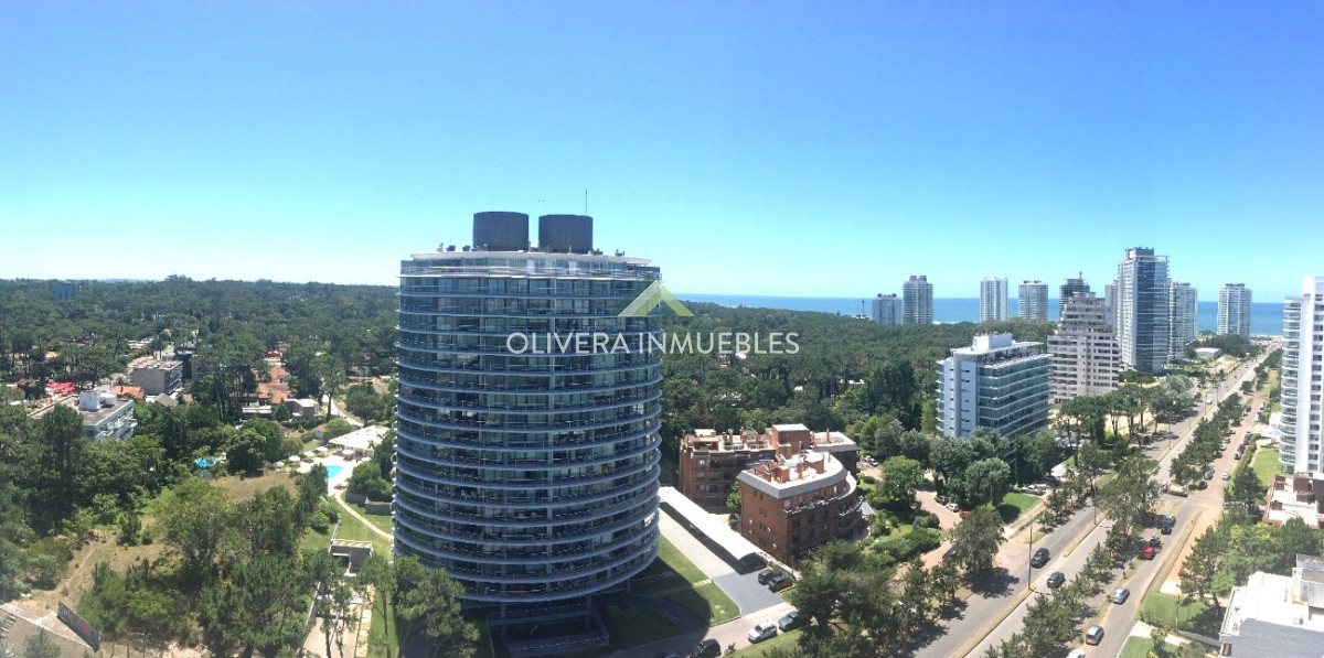 Apartamento ID.2267 - Apartamento en venta en Punta del Este, sobre la Avenida Roosevelt en Edificio Gala Vista.