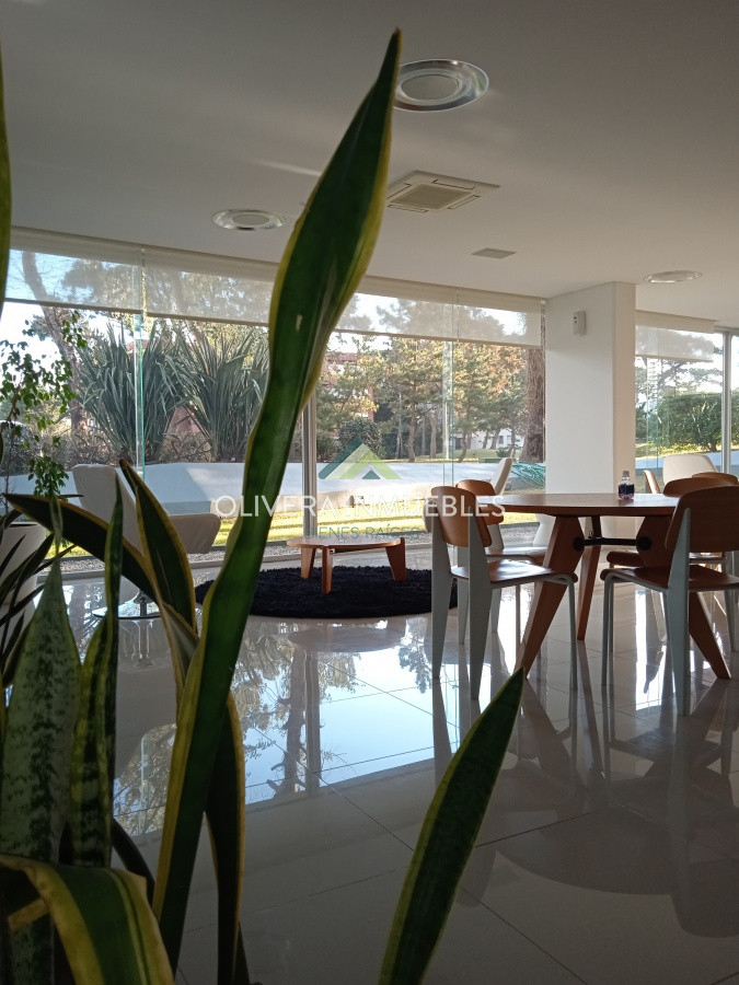 Apartamento ID.8139 - Amplio apartamento de 2 dormitorios y 2 baños, ubicado en un punto estratégico, cerca de todo, con terraza tipo patio.