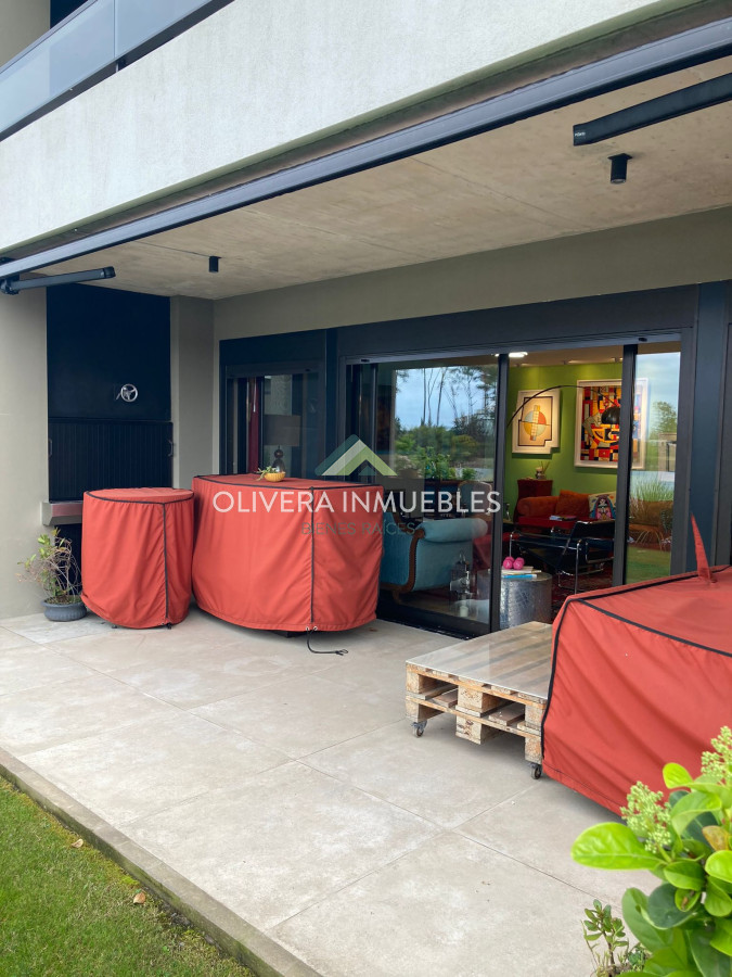 Apartamento ID.12476 - Apartamento en venta 3 dormitorios, con patio y una vista única al lago. 