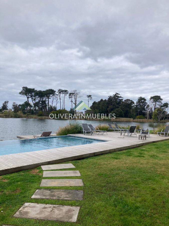 Apartamento ID.12476 - Apartamento en venta 3 dormitorios, con patio y una vista única al lago. 