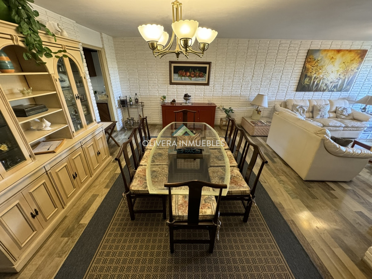 Apartamento ID.11812 - Apartamento en venta de 4 dormitorios en Playa Mansa Punta del Este