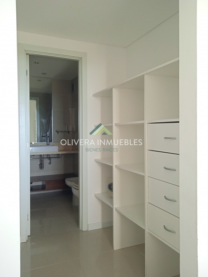 Apartamento ID.8139 - Amplio apartamento de 2 dormitorios y 2 baños, ubicado en un punto estratégico, cerca de todo, con terraza tipo patio.