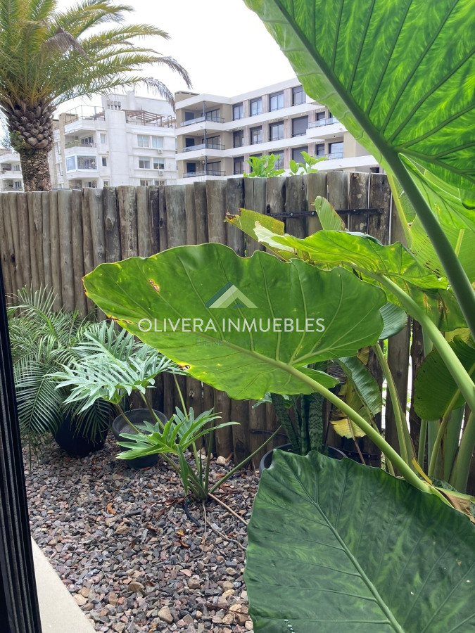 Apartamento ID.12476 - Apartamento en venta 3 dormitorios, con patio y una vista única al lago. 