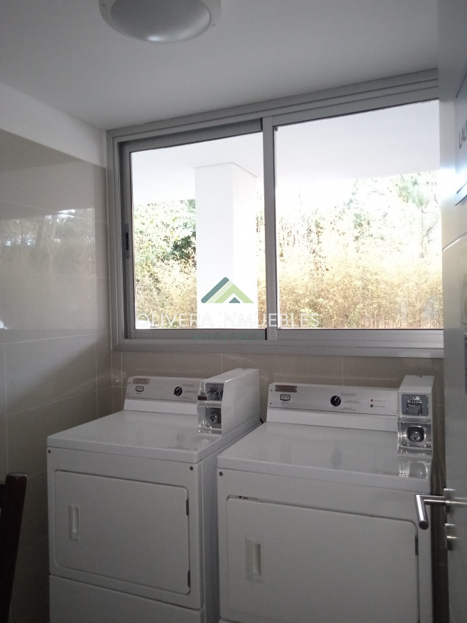 Apartamento ID.8139 - Amplio apartamento de 2 dormitorios y 2 baños, ubicado en un punto estratégico, cerca de todo, con terraza tipo patio.