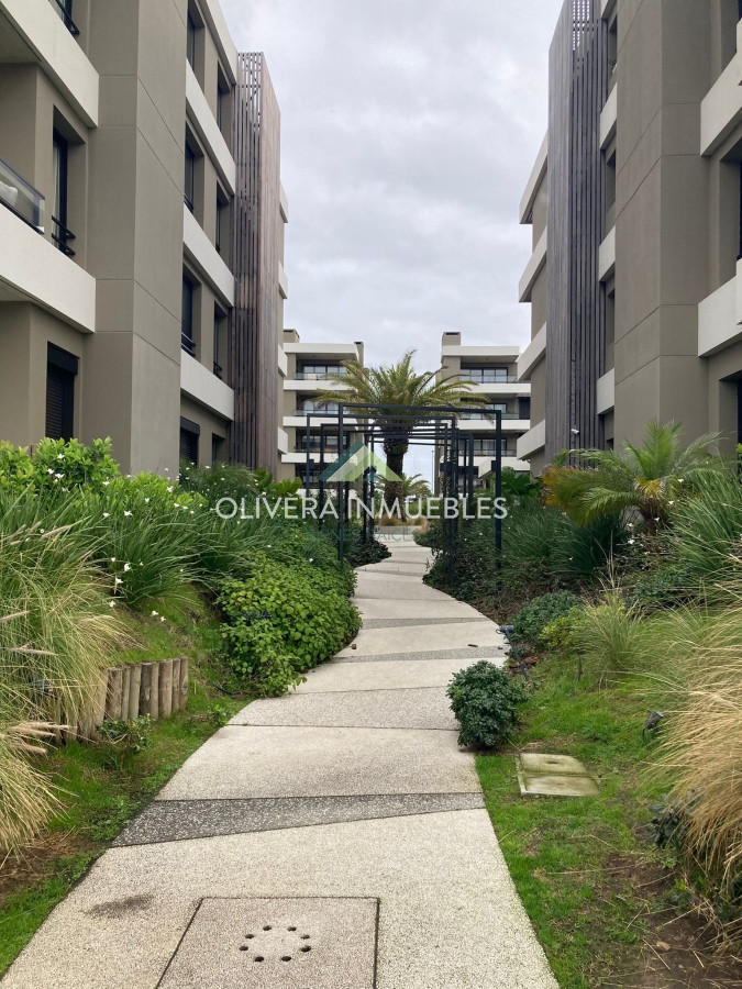 Apartamento ID.12476 - Apartamento en venta 3 dormitorios, con patio y una vista única al lago. 