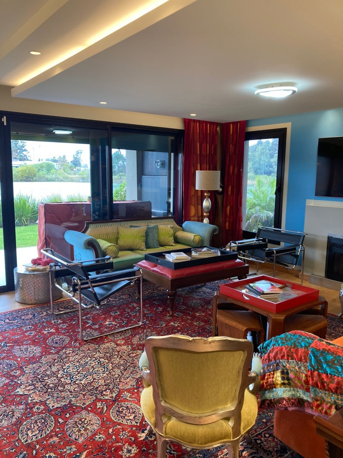 Apartamento en venta 3 dormitorios, con patio y una vista única al lago. 