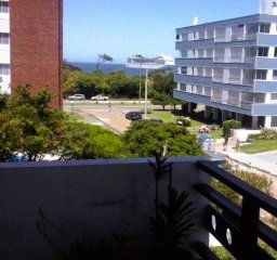 Apartamento de 2 dormitorios con vista lateral a la playa mansa.