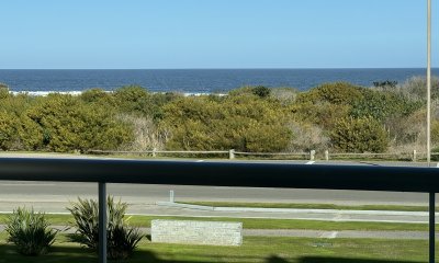 Apartamento en venta en edificio Indigo 3 suites y dependencia Punta del Este