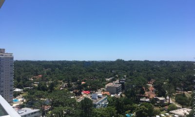 Apartamento en venta en Punta del Este, sobre la Avenida Roosevelt en Edificio Gala Vista.