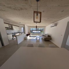 Apartamento de 2 dormitorios en Playa mansa Punta del Este anual.