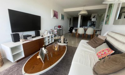 Apartamento tipo casa, con amplia terraza. 2 dormitorios 2 baños.