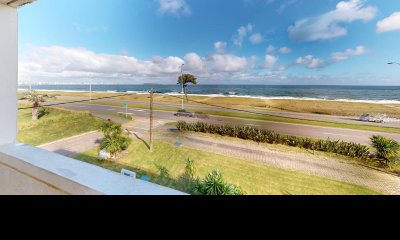 Apartamento en primera línea de la mansa, precio en Oportunidad. 3 dormitorios.