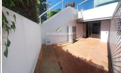 Apartamento de 2 dormitorios y 2 baños con patio. Oportunidad. Punta del Este.