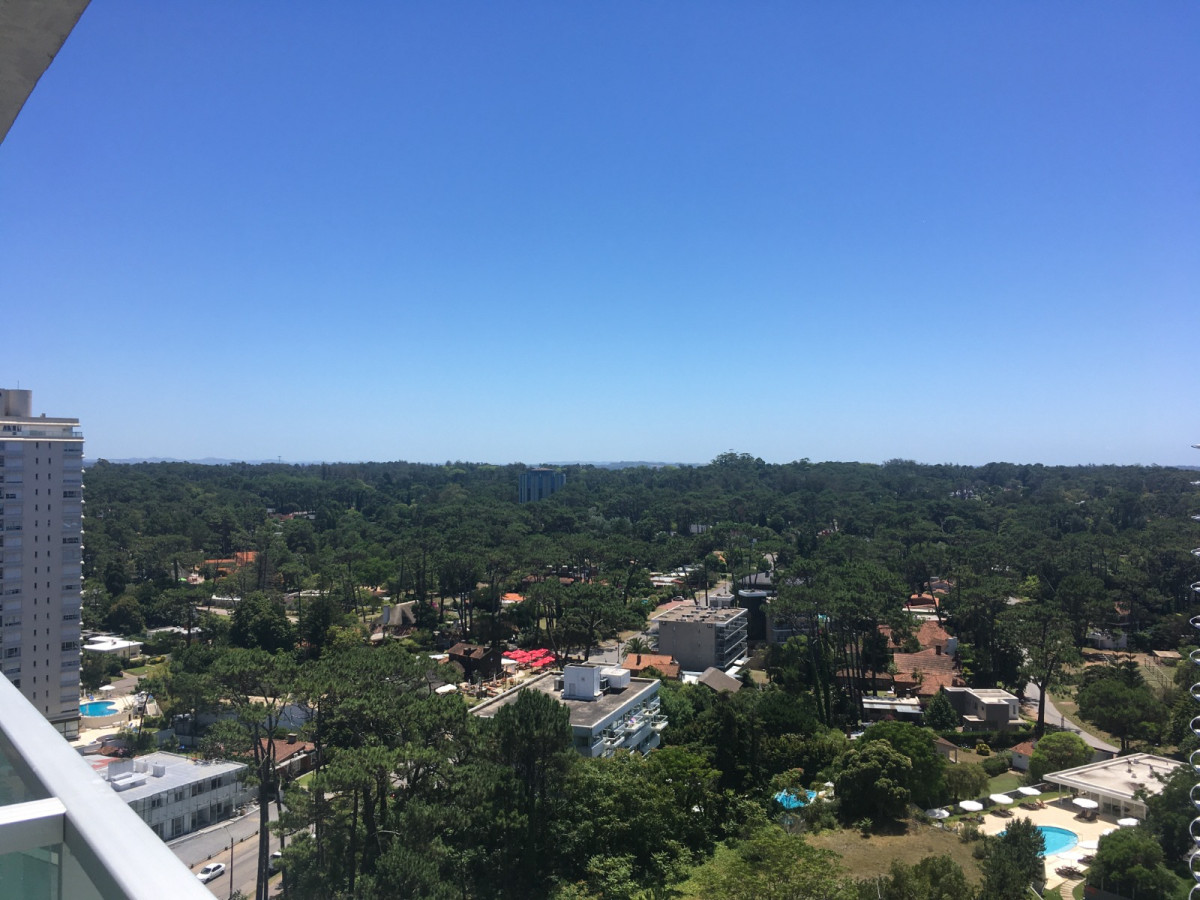 Apartamento en venta en Punta del Este, sobre la Avenida Roosevelt en Edificio Gala Vista.