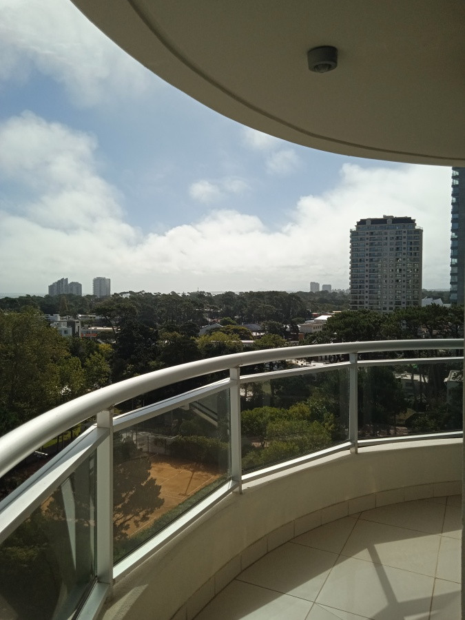 Apartamento en venta de 2 dormitorios, en zona céntrica con variedad de servicios. Punta del Este. 