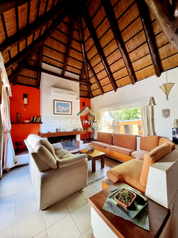 Casa ID.10932 - Casa de 4 dormitorios y 3 baños. Venta y alquiler de temporada. Pinares