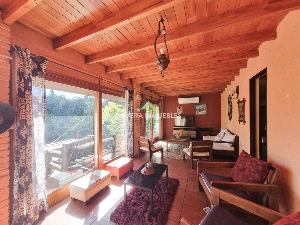 Casa ID.10932 - Casa de 4 dormitorios y 3 baños. Venta y alquiler de temporada. Pinares