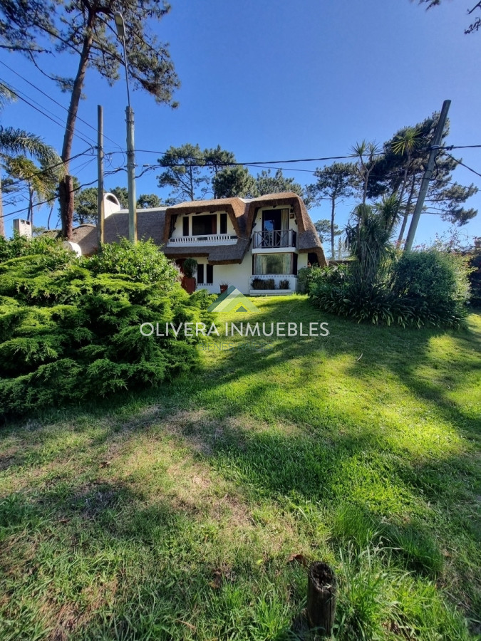 Casa ID.10932 - Casa de 4 dormitorios y 3 baños. Venta y alquiler de temporada. Pinares