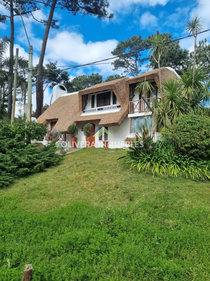 Casa ID.10932 - Casa de 4 dormitorios y 3 baños. Venta y alquiler de temporada. Pinares