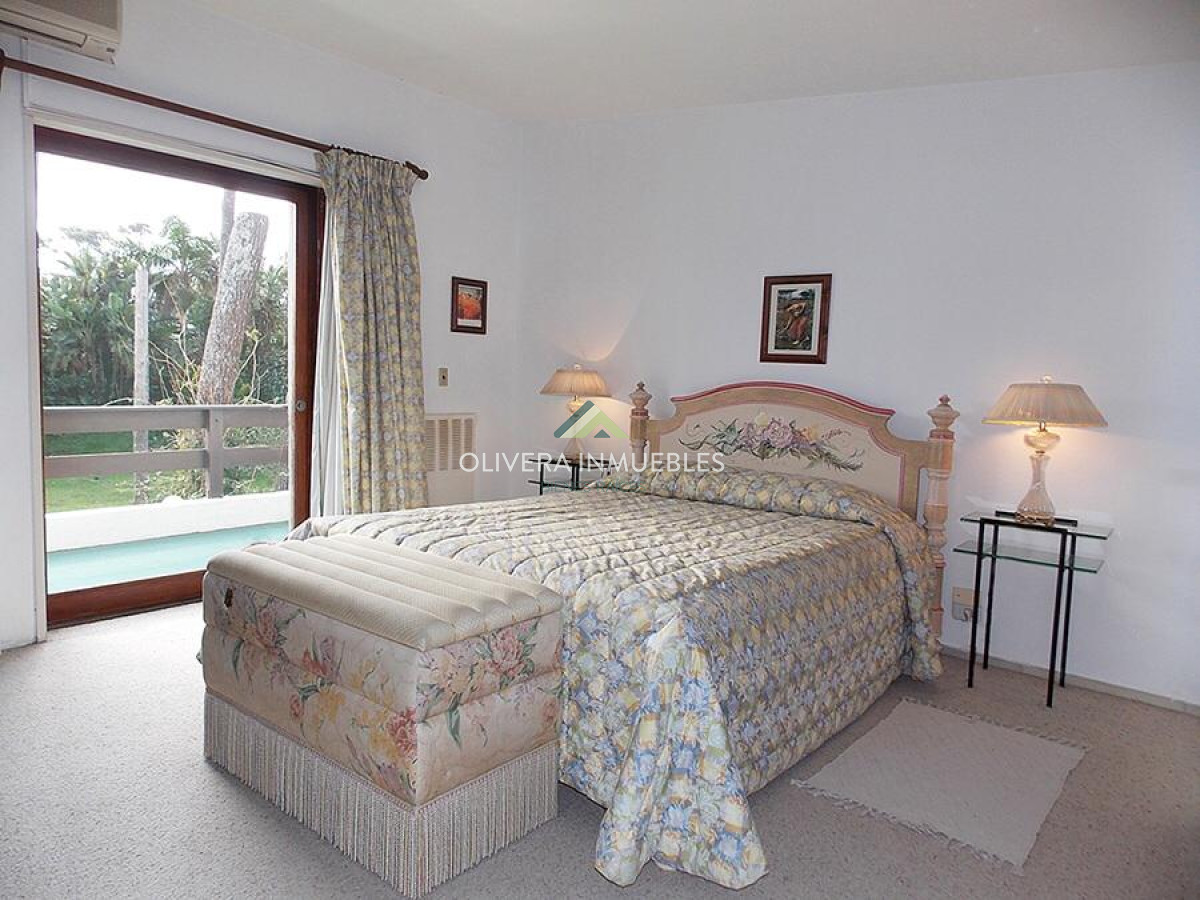 Casa ID.10758 - Casa en venta de 4 dormitorios en Playa Mansa, Punta del Este