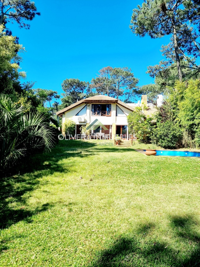 Casa ID.10932 - Casa de 4 dormitorios y 3 baños. Venta y alquiler de temporada. Pinares