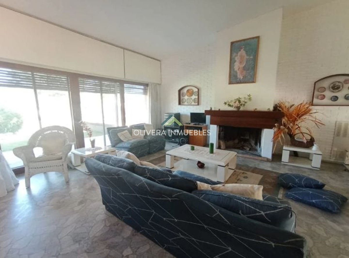 Casa ID.10758 - Casa en venta de 4 dormitorios en Playa Mansa, Punta del Este