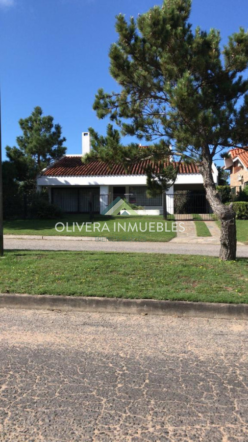 Casa ID.7151 - Alquiler y venta sobre playa mansa. 