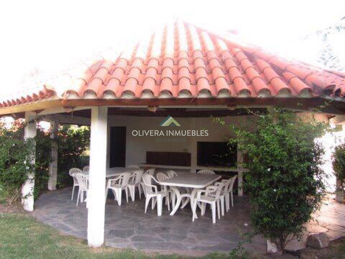 Casa ID.7151 - Alquiler y venta sobre playa mansa. 