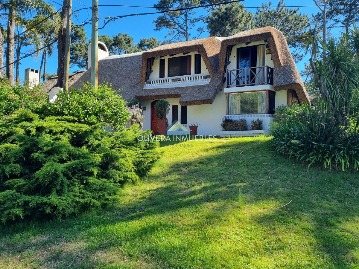 Casa ID.10932 - Casa de 4 dormitorios y 3 baños. Venta y alquiler de temporada. Pinares