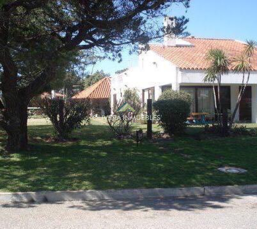 Casa ID.7151 - Alquiler y venta sobre playa mansa. 