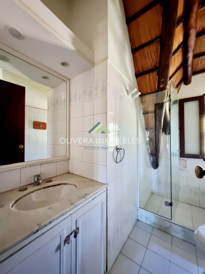 Casa ID.10932 - Casa de 4 dormitorios y 3 baños. Venta y alquiler de temporada. Pinares