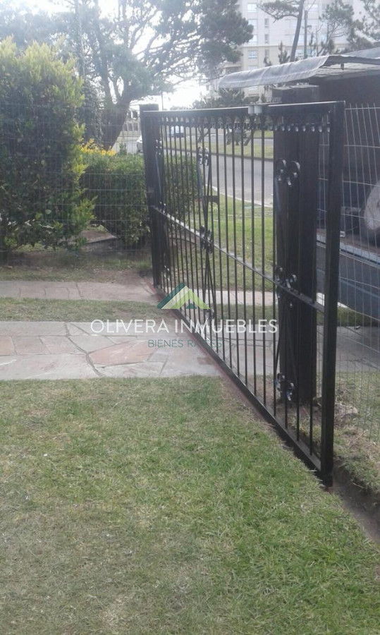 Casa ID.7151 - Alquiler y venta sobre playa mansa. 