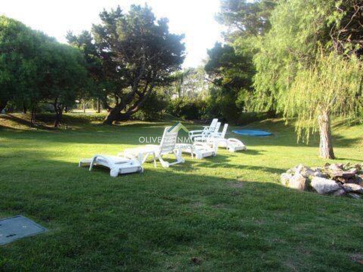 Casa ID.7151 - Alquiler y venta sobre playa mansa. 