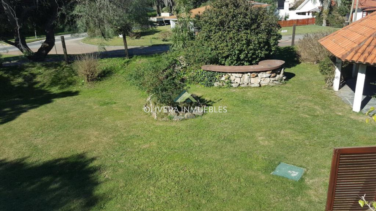 Casa ID.7151 - Alquiler y venta sobre playa mansa. 