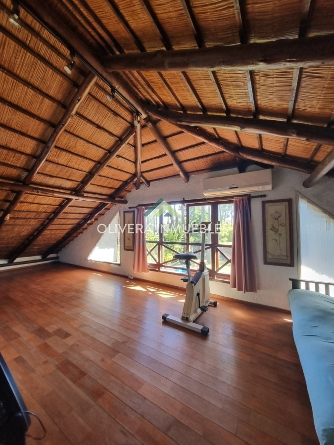 Casa ID.10932 - Casa de 4 dormitorios y 3 baños. Venta y alquiler de temporada. Pinares