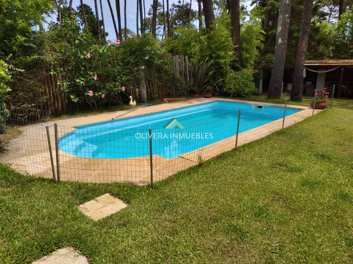 Casa ID.10932 - Casa de 4 dormitorios y 3 baños. Venta y alquiler de temporada. Pinares