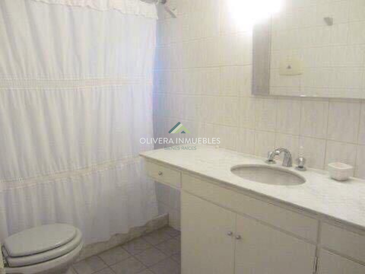Casa ID.7151 - Alquiler y venta sobre playa mansa. 