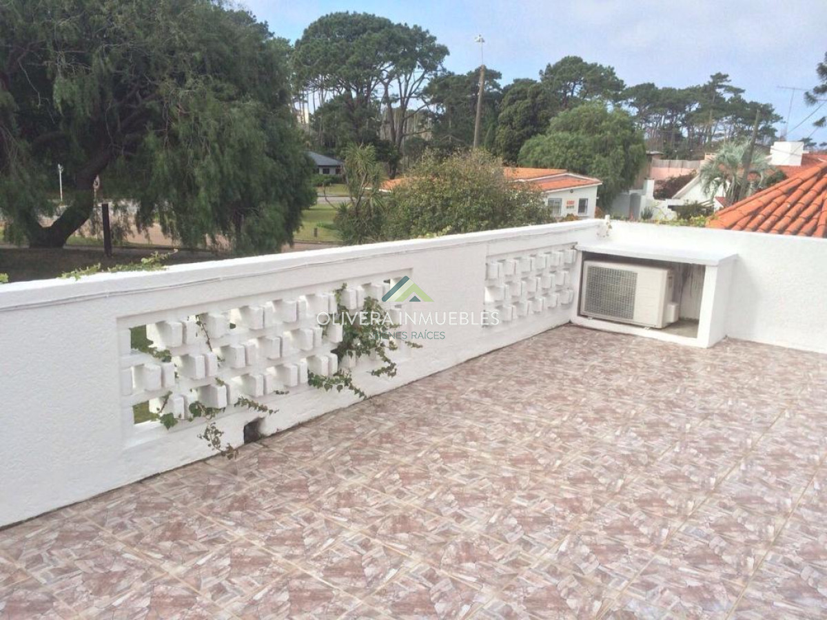 Casa ID.7151 - Alquiler y venta sobre playa mansa. 