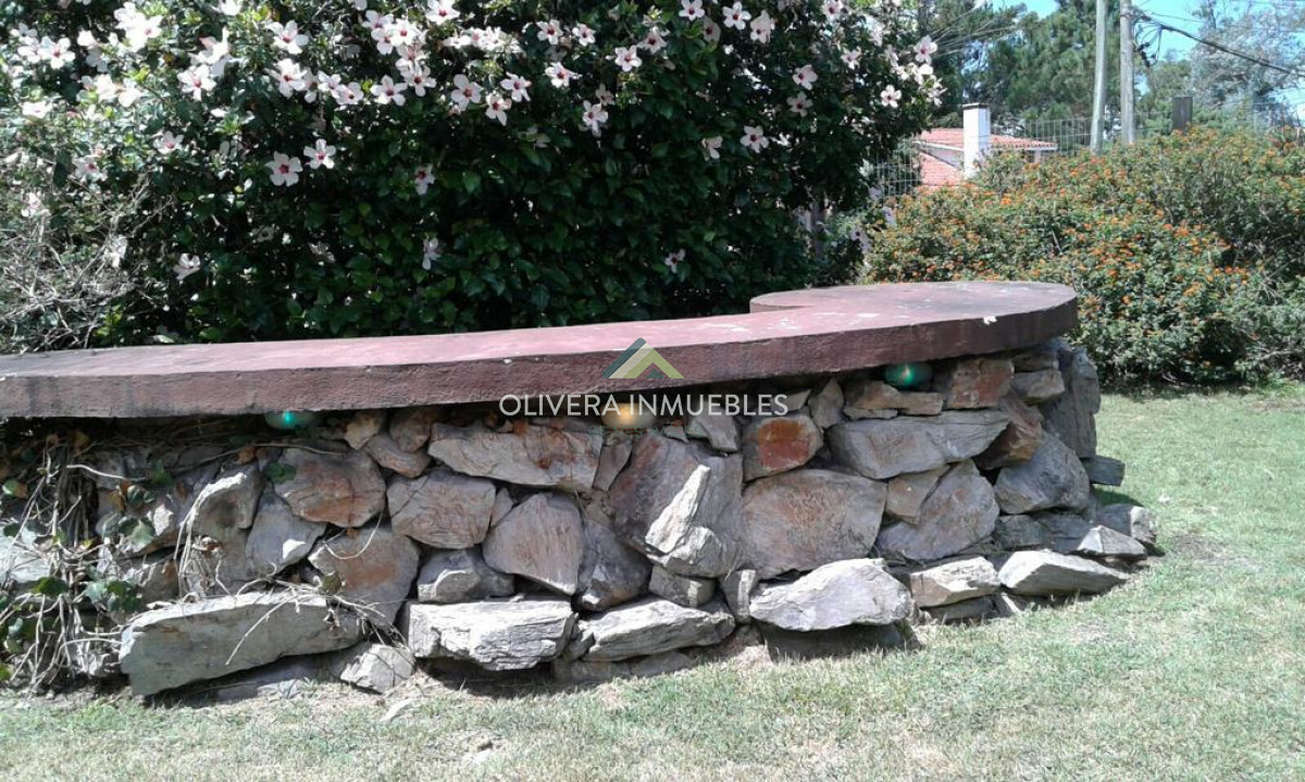 Casa ID.7151 - Alquiler y venta sobre playa mansa. 