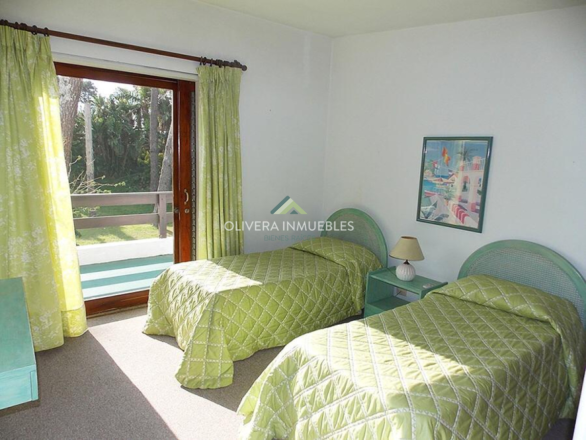 Casa ID.10758 - Casa en venta de 4 dormitorios en Playa Mansa, Punta del Este