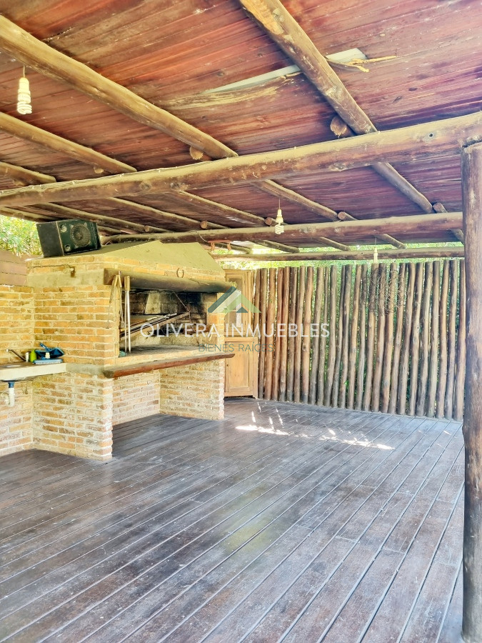 Casa ID.10932 - Casa de 4 dormitorios y 3 baños. Venta y alquiler de temporada. Pinares