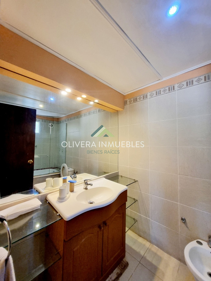 Casa ID.10932 - Casa de 4 dormitorios y 3 baños. Venta y alquiler de temporada. Pinares