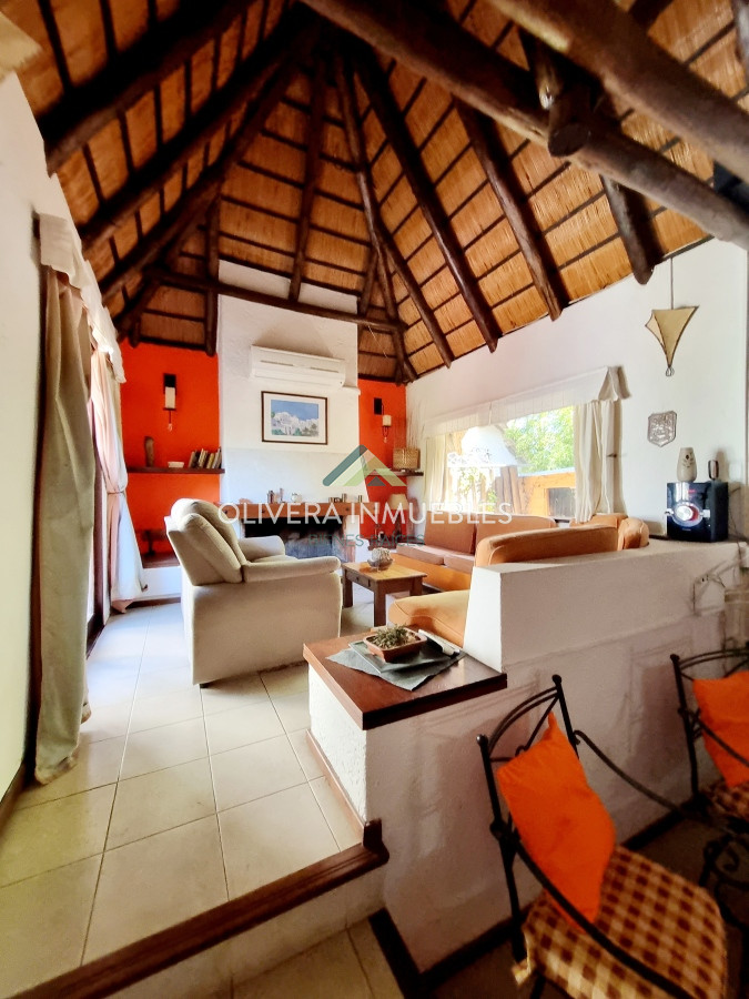 Casa ID.10932 - Casa de 4 dormitorios y 3 baños. Venta y alquiler de temporada. Pinares