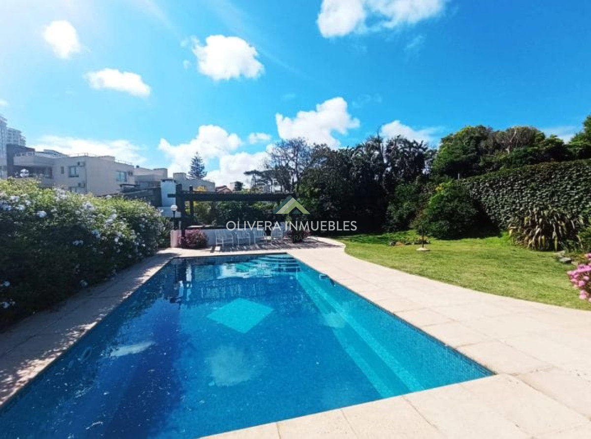 Casa ID.10758 - Casa en venta de 4 dormitorios en Playa Mansa, Punta del Este