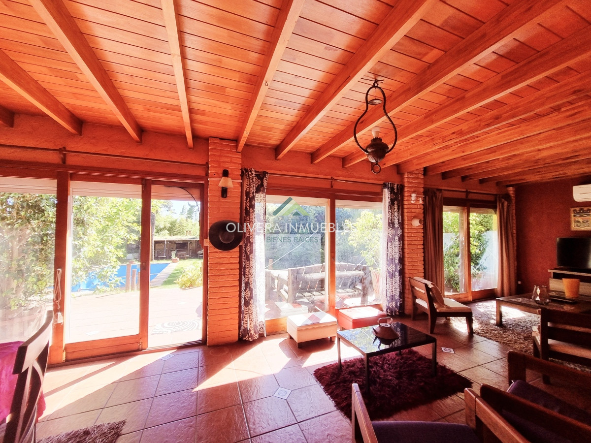 Casa ID.10932 - Casa de 4 dormitorios y 3 baños. Venta y alquiler de temporada. Pinares